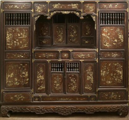null Cabinet en bois sculpté avec incrustations de nacre dans le style de Hué et...