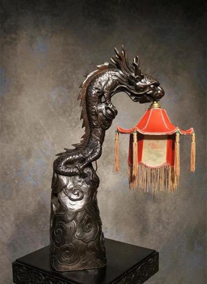 null Porte-lampe en bois dur sculpté en forme de dragon émergeant des flots. Indochine,...