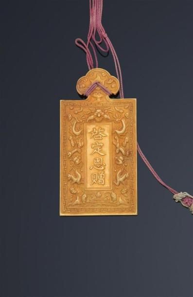 null Kim-Baï en or de forme rectangulaire, son cordon d'origine en soie rouge attaché...