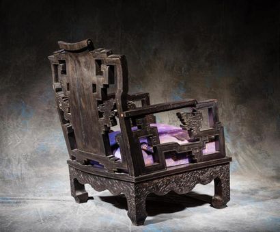 null Suite de 4 fauteuils en bois dur à dossier carré sculpté ajouré de motifs de...