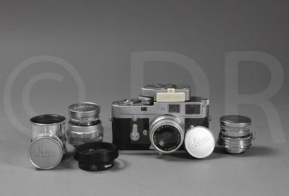 null Leica M2 (1961). Boitier Leica M2, n°1029240, avec objectif Summar 2,8/35, n°1931881....