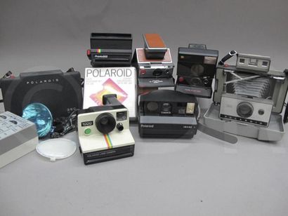 null Lot : Polaroid SX-70 Alpha 1 avec mode d'emploi et boite, un coffret d'accessoires...