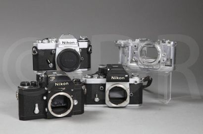 null Nikon. Boitier Nikon F n°7010900, boitier Nikon F2 n°F2 7133040 et boitier Nikon...