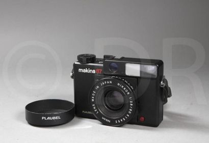 null Plaubel. Makina 67. Objectif Nikon Nikkor 2.8/80, n°515452. Avec paresoleil...