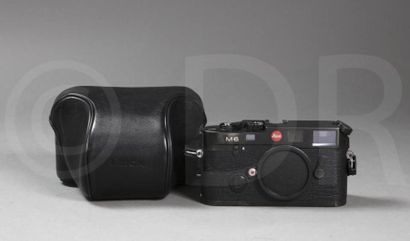 null Leica M6 noir (1988). Boitier, n°1742617. Avec étui Leica noir, carte de garantie,...