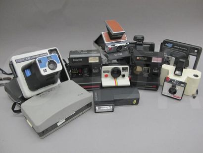 null Lot : Polaroid SX-70 marron avec étui Polaroid, Polaroid 636 Talking Camera,...