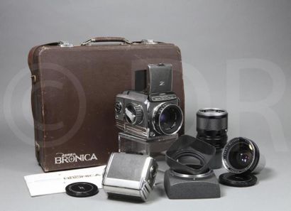 null Bronica Zenza-S dans valise. Boitier Bronica Zenza n° CB 44760, objectif Nikkor-P...