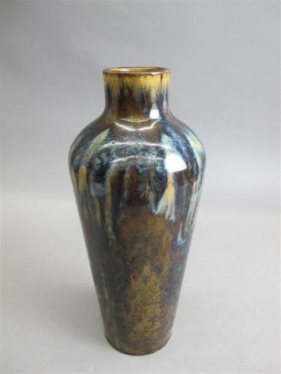 null DALPAYRAT Adrien (1844-1910)
Vase en grès émaillé flammé bleu et marron. Signé...