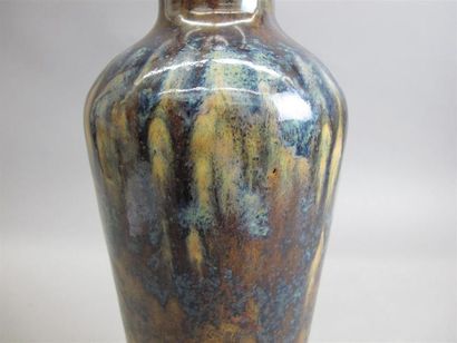 null DALPAYRAT Adrien (1844-1910)
Vase en grès émaillé flammé bleu et marron. Signé...