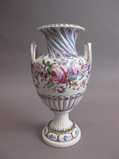 null MENNECY. Rare et grand vase amphore sur piédouche cannelé en porcelaine tendre...