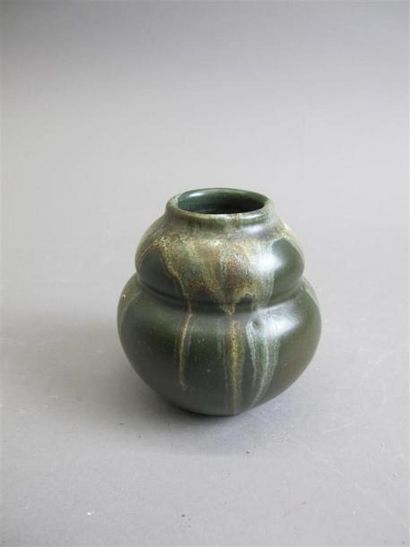 null POINTU Jean (1843-1925)
Vase à double renflements en grès émaillé vert à coulure...