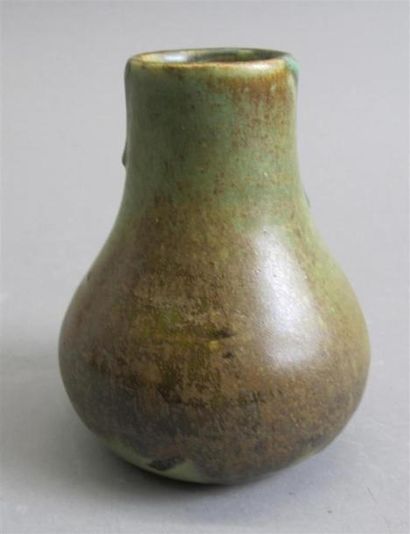 null LION Eugène (1867-1945)
Petit vase gourde en grès à coulures vertes signé au-dessous.
H....