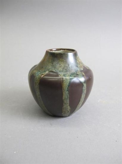 null POINTU Jean (1843-1925)
Vase à renflement en grès émaillé marron à coulure vert...