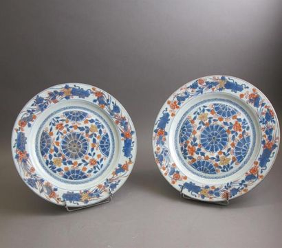 null CHINE. Paire de plats en porcelaine à décor imari rehaussé d'or. (Egrenures,...