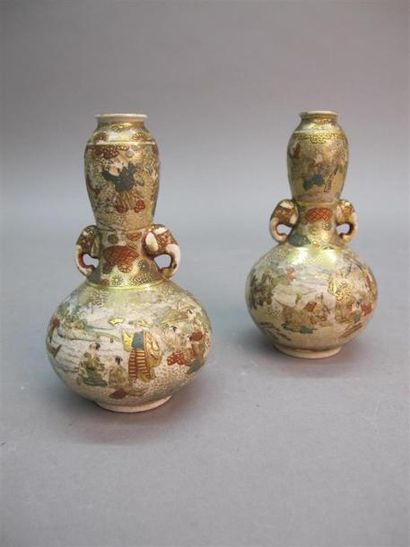 null JAPON. Paire de vases de forme double gourde en faïence de Satsuma, à décor...