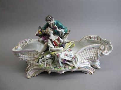 null ALLEMAGNE. Grande jardinière de style baroque en porcelaine à décor polychrome...