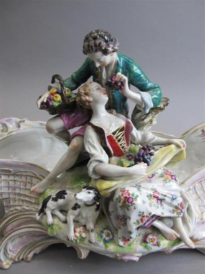 null ALLEMAGNE. Grande jardinière de style baroque en porcelaine à décor polychrome...