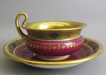null SEVRES. Tasse et sa sous-tasse en porcelaine dure à décor violine et or de galons...