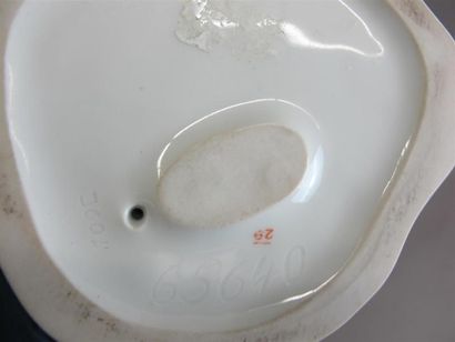 null MEISSEN. Groupe en porcelaine à décor polychrome d'un couple de Chinois sous...