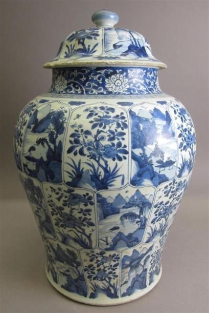 CHINE. Importante jarre couverte en porcelaine,...