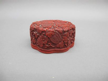 null CHINE - XVIIIe/XIXe siècle
Boite de forme polylobée en laque rouge sculptée...