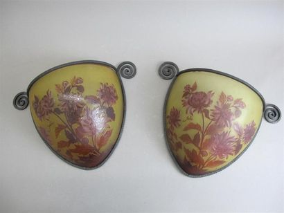 null Emile GALLE Paire d'appliques en verre à décor floral repoussé sur fond jaune,...