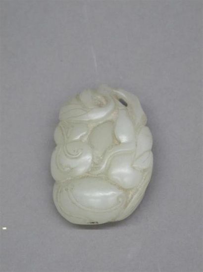 null CHINE - XVIIIe/XIXe siècle
Pendentif en néphrite céladon en forme de jujubes...