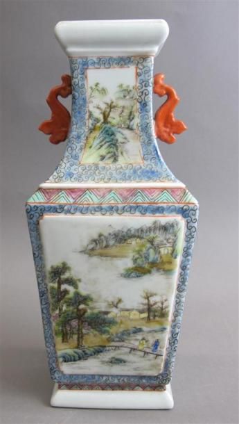 null CHINE - vers 1900
Vase en porcelaine, de forme balustre quadrangulaire, à décor...