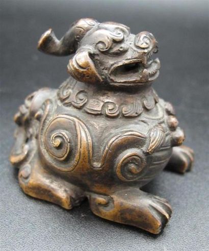 null CHINE
Poids en bronze figurant une chimère couchée, sans doute un tianlu, dans...