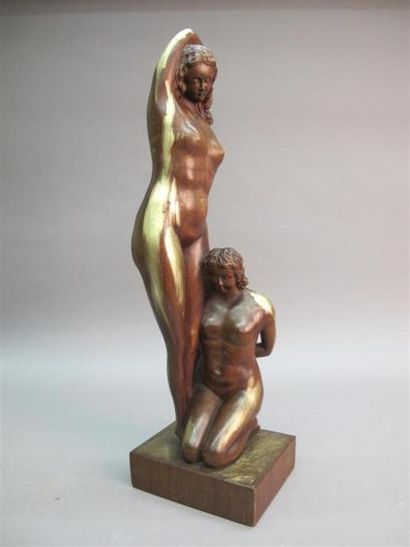null Groupe en acajou sculpté réhaut d'or figurant deux femmes. Sous la base JAVV...