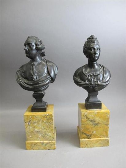 null Paire de bustes en bronze patiné représentant Louis XV et Marie Leczinsk posant...