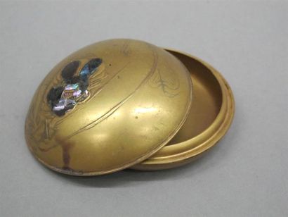 null JAPON - XVIIe siècle
Boite de forme lenticulaire en laque or à décor du sac...