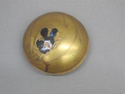 null JAPON - XVIIe siècle
Boite de forme lenticulaire en laque or à décor du sac...