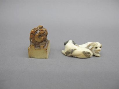 null JAPON et VIETNAM - Vers 1900
Deux chiots en ivoire dans le style des netsuke...