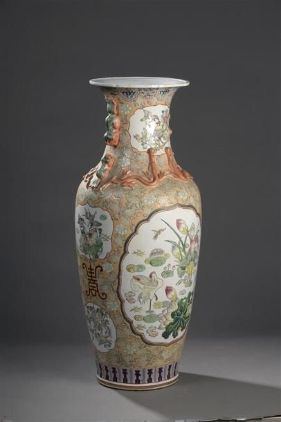 null CHINE XXe siècle Grand vase à col en porcelaine polychrome à fond corail à décor...