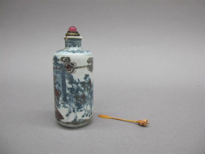 null CHINE - XIXe siècle
Flacon tabatière de forme cylindrique en porcelaine à décor...