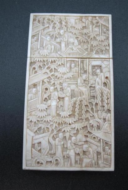 null CHINE, Canton - Fin XIXe siècle
Petit étui à cartes en ivoire sculpté de personnages...