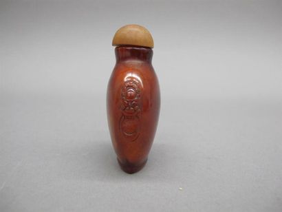 null CHINE - XVIIIe/XIXe siècle
Flacon tabatière en ambre, les deux anses en forme...