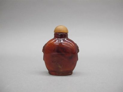 null CHINE - XVIIIe/XIXe siècle
Flacon tabatière en ambre, les deux anses en forme...