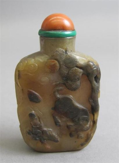 null CHINE - XIXe siècle
Flacon tabatière en néphrite sculpté de bouvier et buffle...