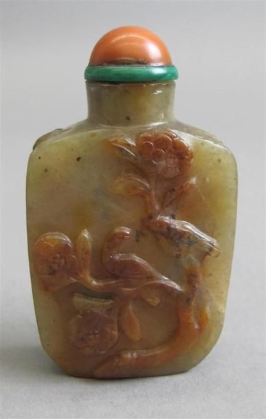 null CHINE - XIXe siècle
Flacon tabatière en néphrite sculpté de bouvier et buffle...