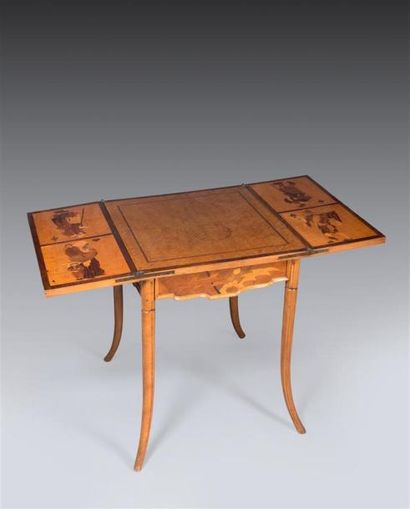 null Emile GALLE (1846-1904)
Table à jeu à plateau carré s'ouvrant par deux volets...