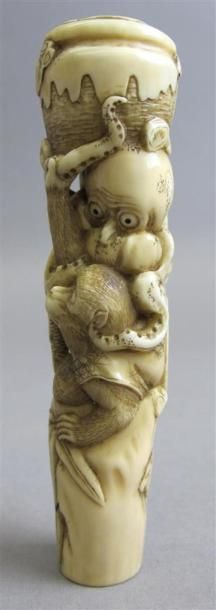 null JAPON - Epoque MEIJI (1868 - 1912)
Un manche d'ombrelle en ivoire sculpté à...