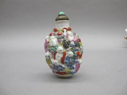 null CHINE - XIXe siècle
Flacon tabatière en porcelaine moulée et émaillée polychrome...