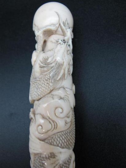 null JAPON - Epoque MEIJI (1868 - 1912)
Grand manche d'ombrelle en ivoire sculpté...