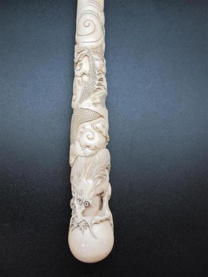 null JAPON - Epoque MEIJI (1868 - 1912)
Grand manche d'ombrelle en ivoire sculpté...
