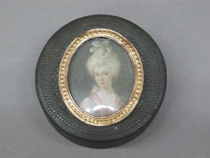 null Boîte ronde en cuir estampé ornée d'une miniature ovale représentant une femme...