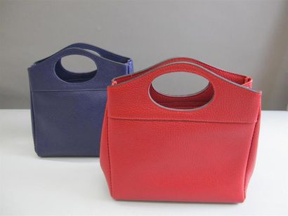 null LAFFARGUE
Deux sacs portés main en cuir rouge et violet, deux poches zippées...