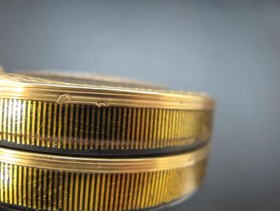 null Boîte ronde cerclée d'or, centrée d'une miniature représentant un paysage lacustre...