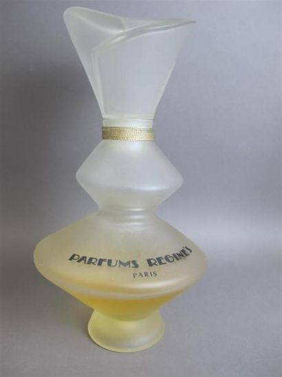 null REGINE - " Parfum Regine's " - (années 1990) 
Flacon publicitaire décoratif...